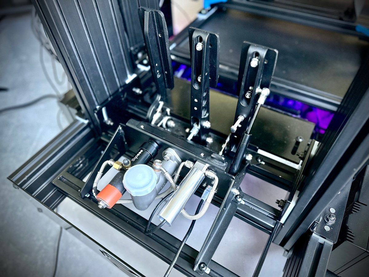 Turn - Key SBR165 Chassis - Triple 32”Screens - Hydraulic Pedals - Dbox Haptic Motion - Simsbyracers